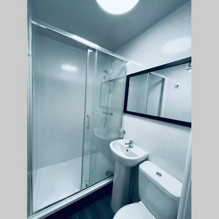 Studio Flat With Private Bathroom And Kitchen