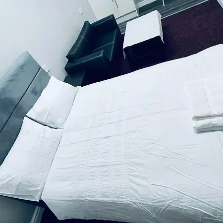 Studio Flat With Private Bathroom And Kitchen *