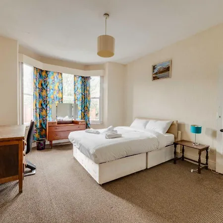 Pass The Keys 3 Bed Home Ideally Situated In Old Trafford Manutd