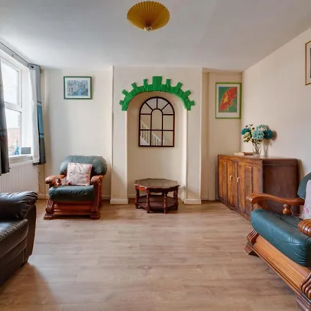 Pass The Keys 3 Bed Home Ideally Situated In Old Trafford