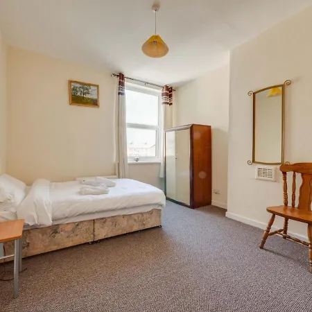 Pass The Keys 3 Bed Home Ideally Situated In Old Trafford * Manchester