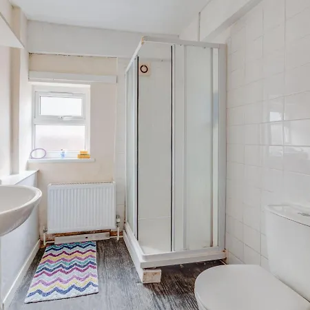 Pass The Keys 3 Bed Home Near Manchester Airport * Manchester