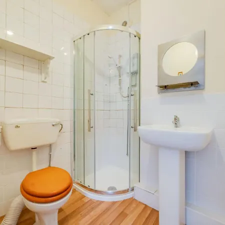 Pass The Keys 3 Bed Home Ideally Situated In Old Trafford *