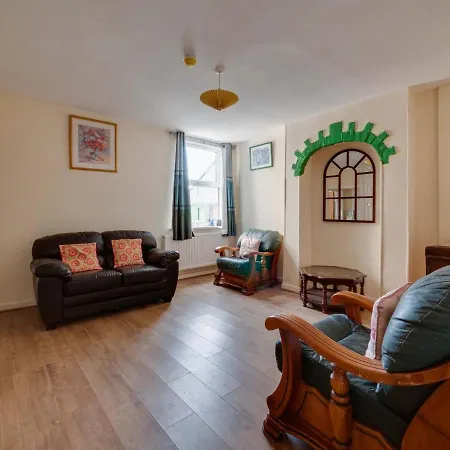 Holiday home Pass The Keys 3 Bed Home Ideally Situated In Old Trafford *