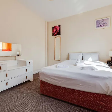Pass The Keys 3 Bed Home Ideally Situated In Old Trafford