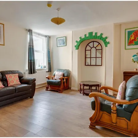 Holiday home Pass The Keys 3 Bed Home Ideally Situated In Old Trafford Manchester