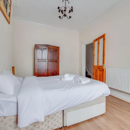 Pass The Keys 3 Bed Home Near Manchester Airport Holiday home *