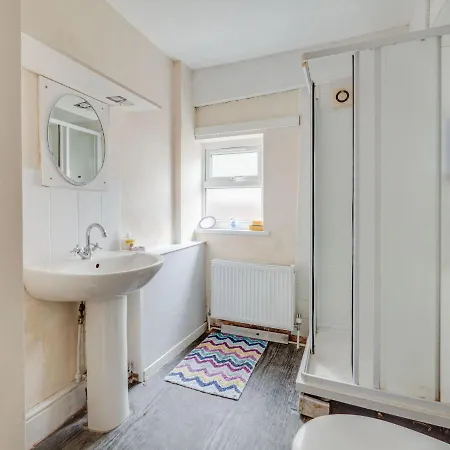 Дом отдыха Pass The Keys 3 Bed Home Near Manchester Airport