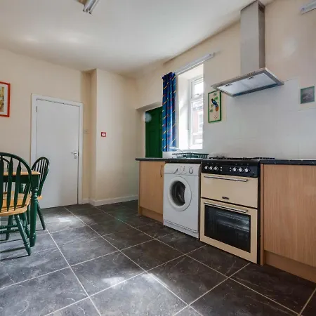 Pass The Keys 3 Bed Home Ideally Situated In Old Trafford Holiday home Manchester