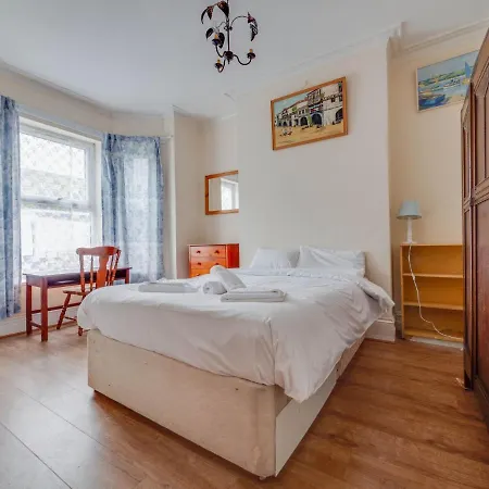 Pass The Keys 3 Bed Home Near Manchester Airport