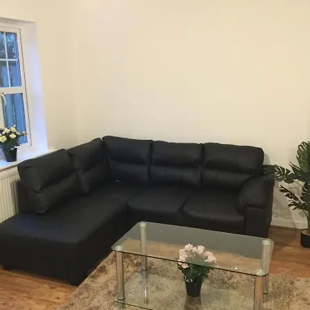 Quiet Residential Area Within Easy Reach Of Town アパート *