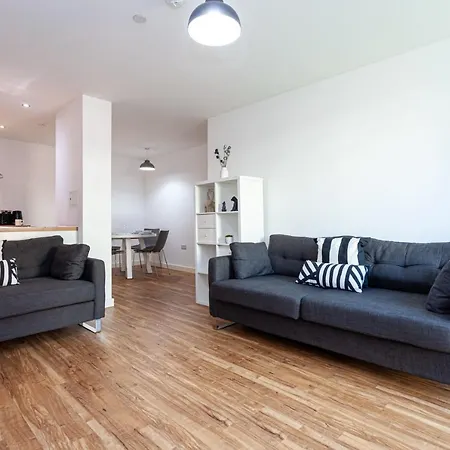 A Stylish, 3 Bedroom Apartment In Media City With Access To Cinema Room & Gym