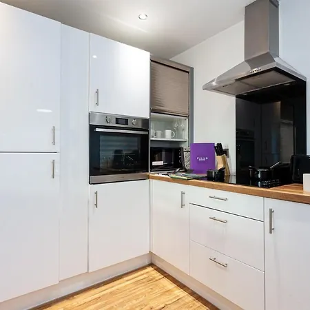 A Stylish, 3 Bedroom Apartment In Media City With Access To Cinema Room & Gym * Манчестер
