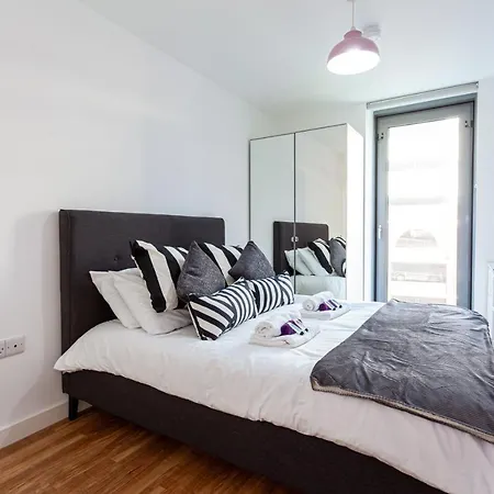Апартаменты A Stylish, 3 Bedroom Apartment In Media City With Access To Cinema Room & Gym *