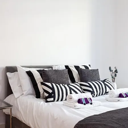 A Stylish, 3 Bedroom Apartment In Media City With Access To Cinema Room & Gym *