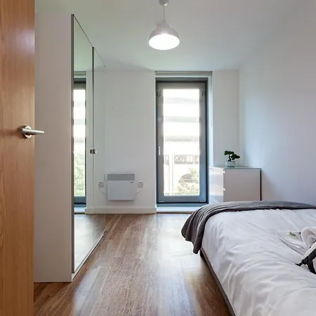 A Stylish, 3 Bedroom Apartment In Media City With Access To Cinema Room & Gym * Манчестер