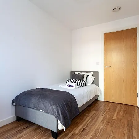 A Stylish, 3 Bedroom Apartment In Media City With Access To Cinema Room & Gym * Манчестер