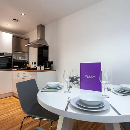 Апартаменты A Stylish, 3 Bedroom Apartment In Media City With Access To Cinema Room & Gym