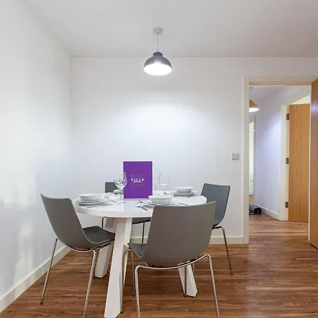 A Stylish, 3 Bedroom Apartment In Media City With Access To Cinema Room & Gym *