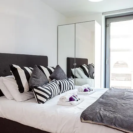 Апартаменты A Stylish, 3 Bedroom Apartment In Media City With Access To Cinema Room & Gym