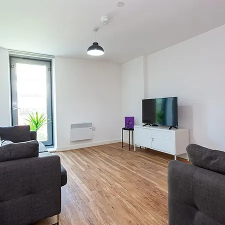 A Stylish, 3 Bedroom Apartment In Media City With Access To Cinema Room & Gym Манчестер