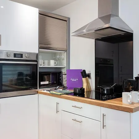 A Stylish, 3 Bedroom Apartment In Media City With Access To Cinema Room & Gym Апартаменты *