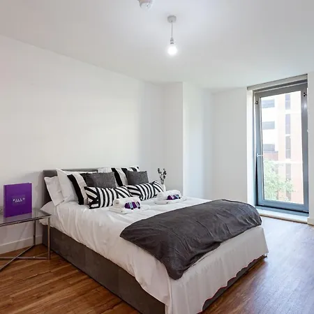 A Stylish, 3 Bedroom Apartment In Media City With Access To Cinema Room & Gym Манчестер