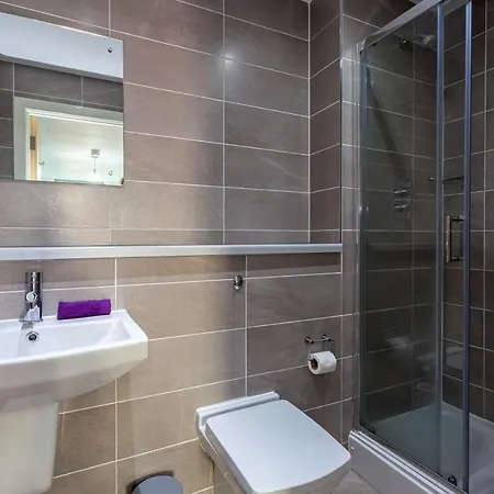 A Stylish, 3 Bedroom Apartment In Media City With Access To Cinema Room & Gym Апартаменты *