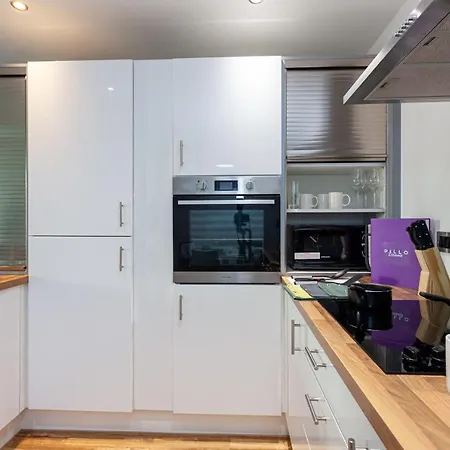 A Stylish, 3 Bedroom Apartment In Media City With Access To Cinema Room & Gym Апартаменты *