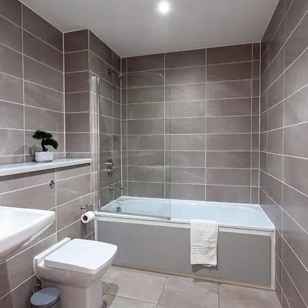 A Stylish, 3 Bedroom Apartment In Media City With Access To Cinema Room & Gym Апартаменты *