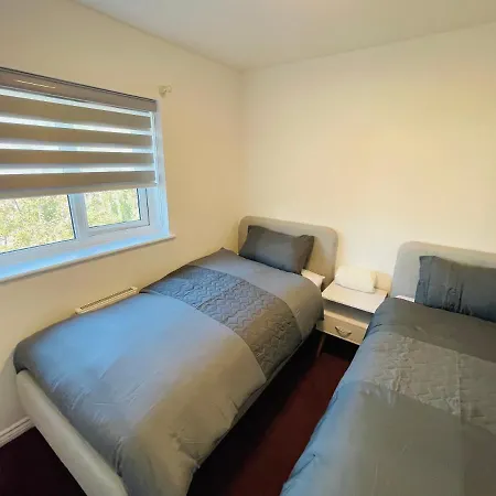 Watan - Spacious 3 Bedrooms Entire House With Beautiful Outdoor Garden Manchester