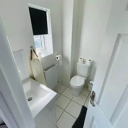 Watan - Spacious 3 Bedrooms Entire House With Beautiful Outdoor Garden * 맨체스터