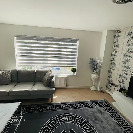Watan - Spacious 3 Bedrooms Entire House With Beautiful Outdoor Garden *