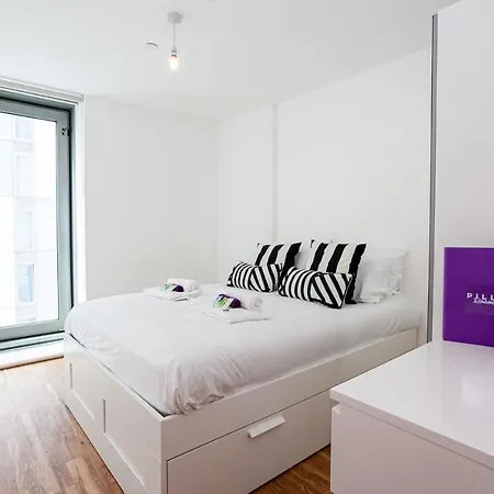Luxury One Bed Apartment In The Media City With Access To Cinema Room & Gym Апартаменты
