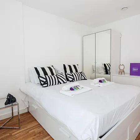 Luxury One Bed Apartment In The Media City With Access To Cinema Room & Gym *