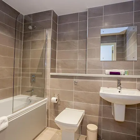 Luxury One Bed Apartment In The Media City With Access To Cinema Room & Gym