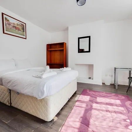 Pass The Keys 3 Bed House, Close To Sale Waterpark * Manchester