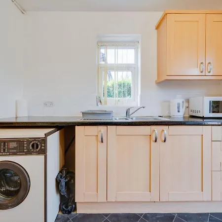 Pass The Keys 3 Bed House, Close To Sale Waterpark * Manchester