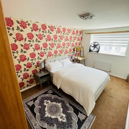 Watan - Spacious 3 Bedrooms Entire House With Beautiful Outdoor Garden Manchester