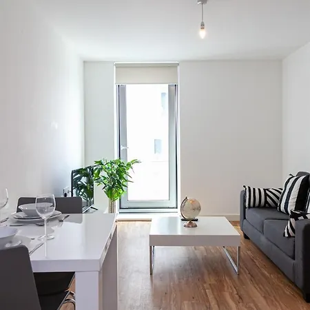 Luxury One Bed Apartment In The Media City With Access To Cinema Room & Gym Апартаменты