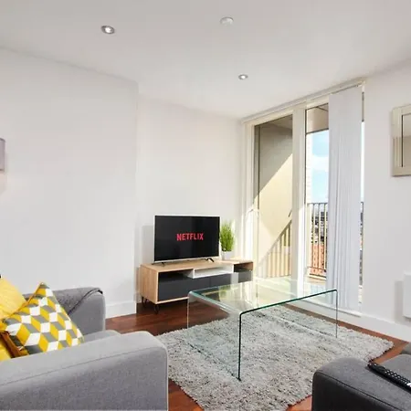 Lovely - Private Parking - Stadium Views Apartment