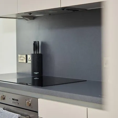Lovely - Private Parking - Stadium Views Apartment Manchester