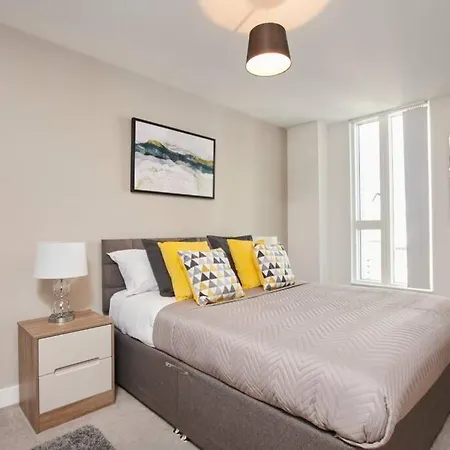 Lovely - Private Parking - Stadium Views Apartment Manchester