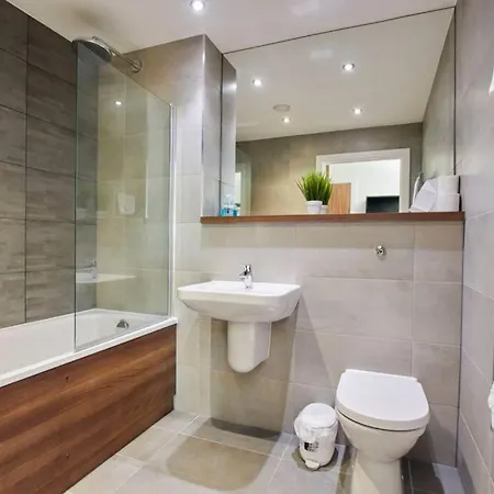 Lovely - Private Parking - Stadium Views Apartment Manchester