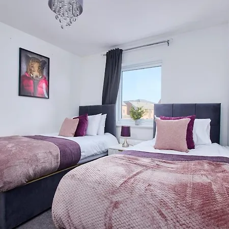 Stunning 4 Bedroom House - Parking And Garden Feriehus *