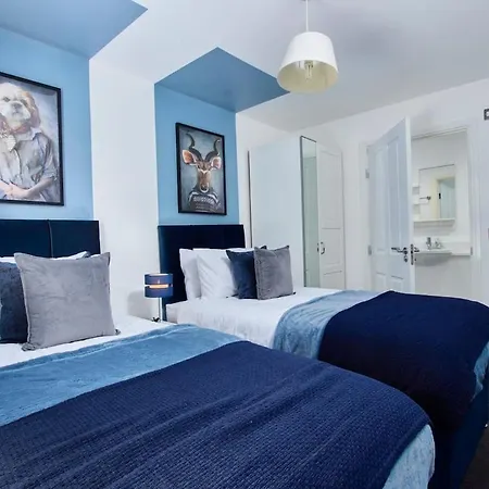 Stunning 4 Bedroom House - Parking And Garden 別荘 *