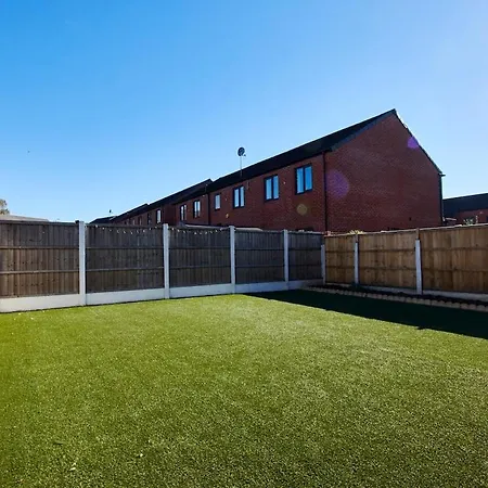 Feriehus Stunning 4 Bedroom House - Parking And Garden *