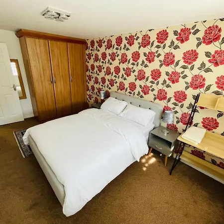 Holiday home Watan - Spacious 3 Bedrooms Entire House With Beautiful Outdoor Garden