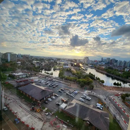 Apartment Brand New Luxury 2-Bed Flat With Stunning Views *
