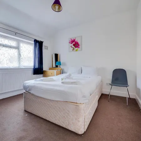 Pass The Keys 3 Bed House, Close To Sale Waterpark * Manchester